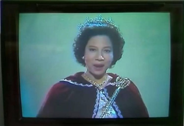 羅蘭在電視劇演出英女王。