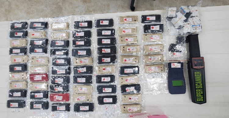 檢廉查扣大量作弊手機。檢方提供