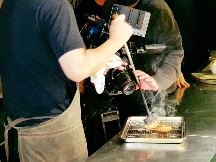 ULV發酵馬鈴薯餅前置作業烙印步驟視覺感十足。業者提供