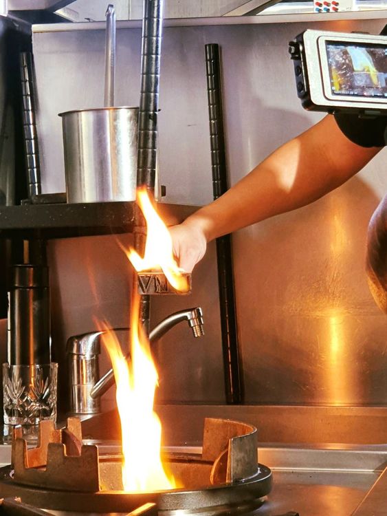 ULV發酵馬鈴薯餅，準備烙印Logo前的烤火程序。業者提供