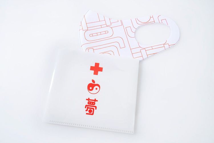 椎名林檎專輯送的口罩與口罩盒組，因出現紅十字標誌引來側目。翻攝UNIVERSAL MUSIC STORE