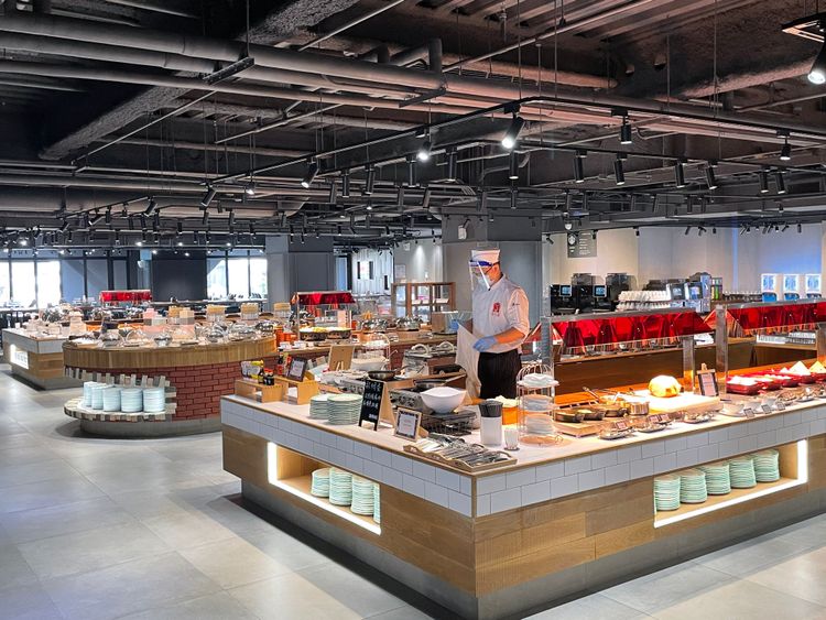 自助餐廳規劃有台式、日式、韓式、南洋與西式等多國料理餐檯、超過200道菜色。黃盈甄攝