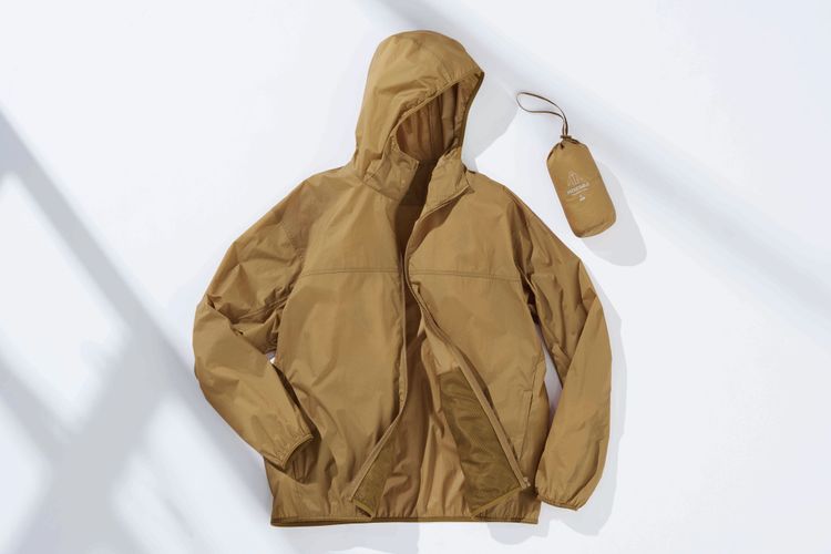 可攜式抗UV連帽外套。業者提供
