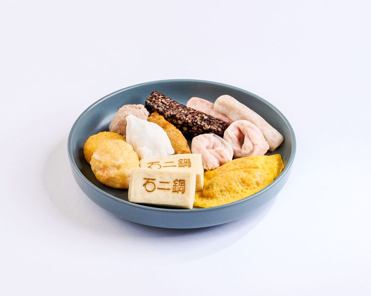 透過Uber Eats外送，「石二鍋」消費滿689元送價值150元的綜合丸餃拼盤。業者提供