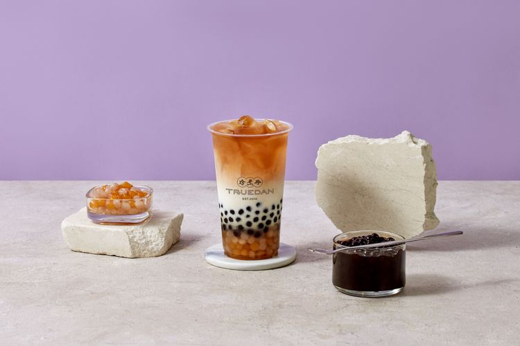 芋珍雙Q奶茶，一般門市原價中杯55元、大杯65元，即日起-10/25透過UberEats訂購可享買1送1。業者提供