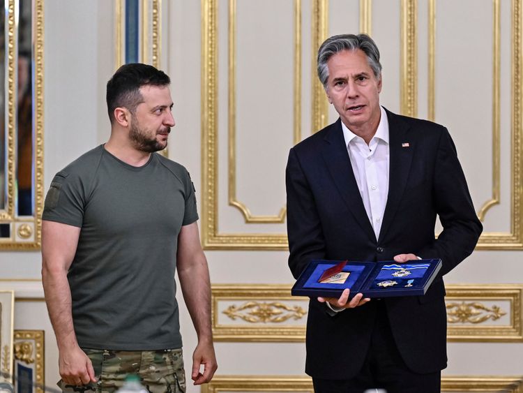 美國國務卿布林肯 (右) 9日造訪烏克蘭，與烏克蘭總統澤連斯基會面。路透社