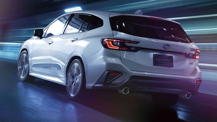 車尾除了車頂線條更為低斜之外，葉子鈑到尾門、保險桿的造型也更為圓潤立體，肌理層次更豐富。原廠照片