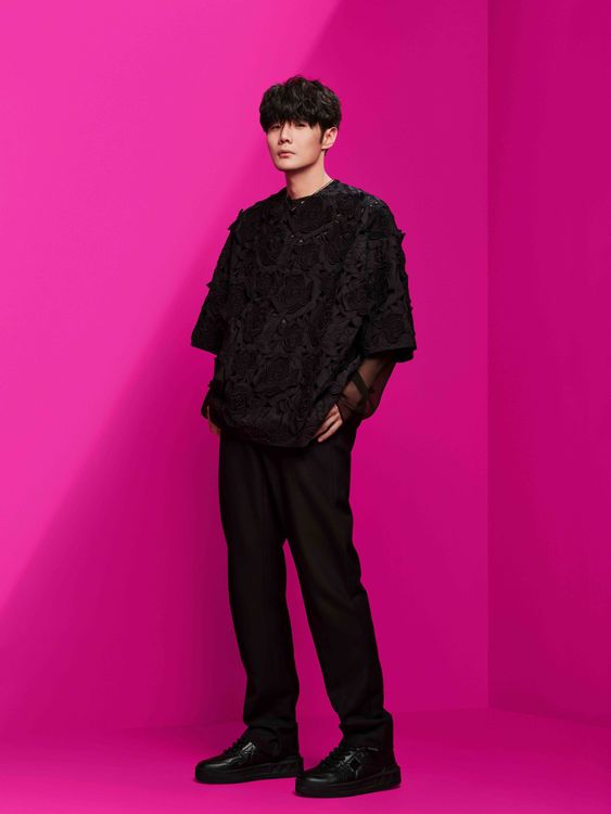 李榮浩加入VALENTINO品牌大使行列，表示期待開啟與VALENTINO的全新合作。品牌提供