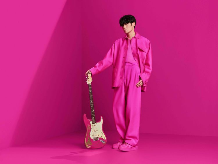 李榮浩演繹VALENTINO Pink PP男士系列，以單色的視覺語言，結合精妙細節，繪寫無限可能與破格美學，致意品牌精神。品牌提供