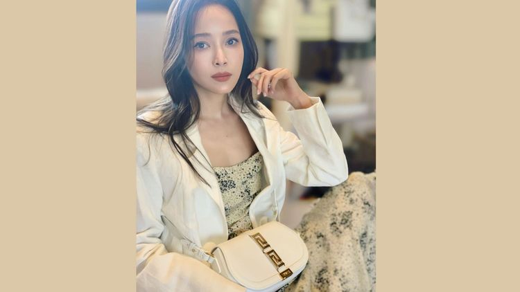 侯佩岑捧著Greca Goddess配上溫柔電力眼神擔綱優雅女神。翻攝hopatty IG