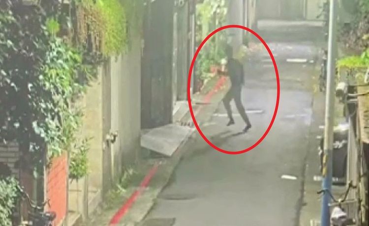 涂明朗跑進防火巷內，攀爬雨遮及鷹架入侵富商家中行竊。翻攝畫面