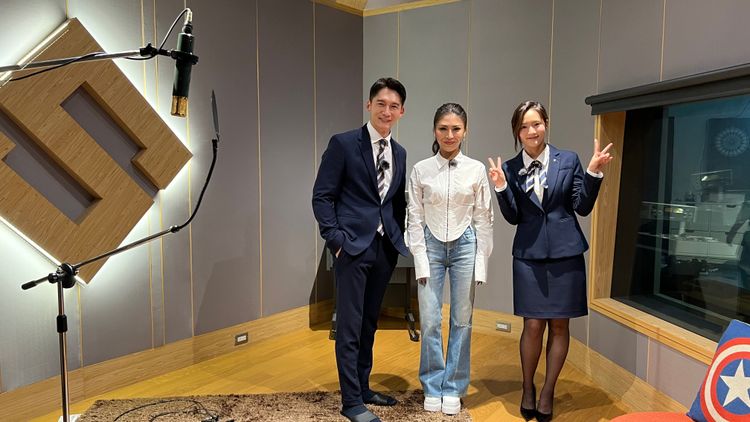 温昇豪（左）與王淨（右）突擊艾怡良錄音。國際富豪汽車提供