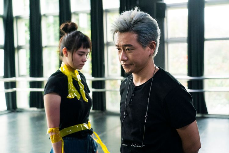 陳家逵（右）在《四樓的天堂》 演王真琳同志表演老師，極為出色。公視提供