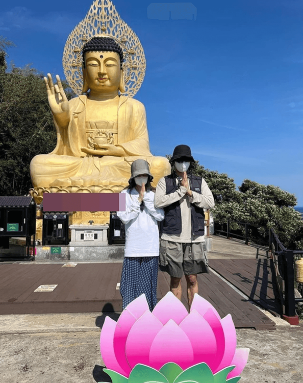 V（右）和Jennie站在大佛前雙手合十，約會行程跟一般人沒兩樣。翻攝推特