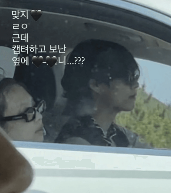 V、Jennie 5月時被拍到同遊濟州島，V的領巾、Jennie的髮帶都跟駭客公開的照片雷同。翻攝IG