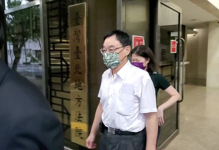 馮先勉交保離開時，只跟記者說了一句話「辛苦了」。呂志明攝