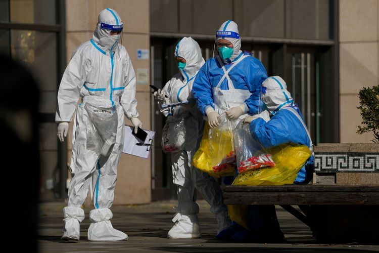 中國強力執行動態清零政策，四處可見疫情檢測人員。美聯社