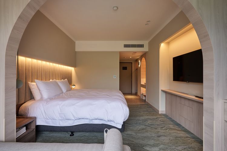 第二階段高樓層的客房採取全面「打掉重練」的方式來進行更新，房型包含「豪華雅緻房／景觀房」，圖為「豪華雅緻雙人房」。黃盈甄攝。