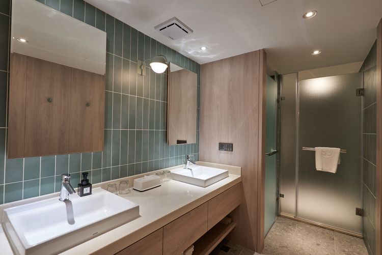 獨立的乾濕分離衛浴採用類似湖水的藍綠色磁磚。Jian提供