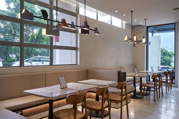 1樓大廳規劃有時尚的咖啡廳，於今年8月初亮相。黃盈甄攝