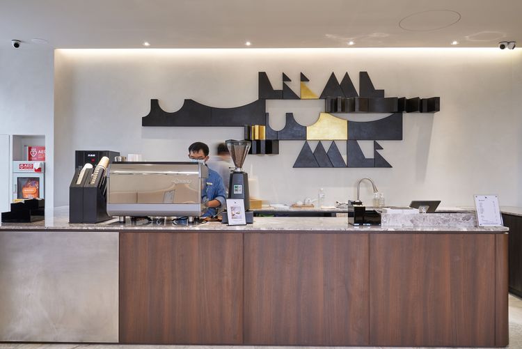 1樓大廳規劃有時尚的咖啡廳，於今年8月初亮相。Jian提供
