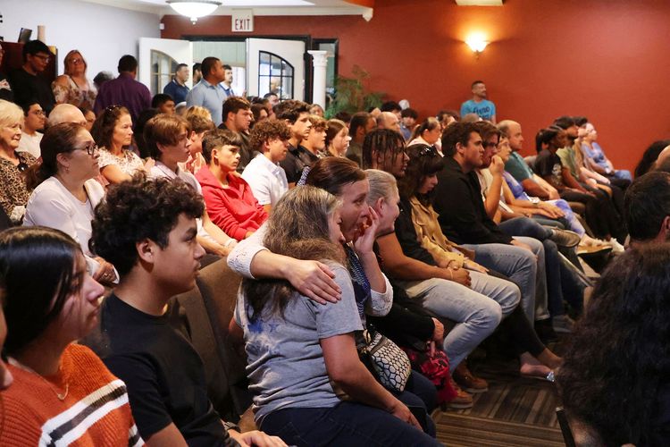 血案衝擊社區居民，在祈禱活動中傷心落淚。美聯社P/Waco Tribune-Herald