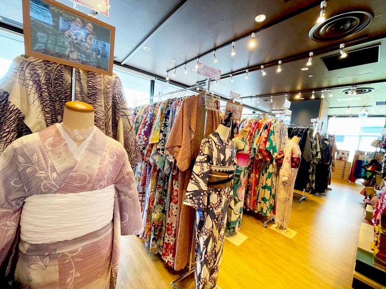 美食街內還附設和服租借店，讓遊客可以輕鬆享受身著和服的拍照樂趣。 ⒸSpice Works Holdings 非經授權請勿使用