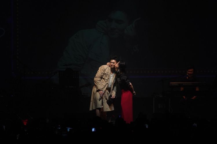 張秀卿(右)親黃偉晉。重星提供