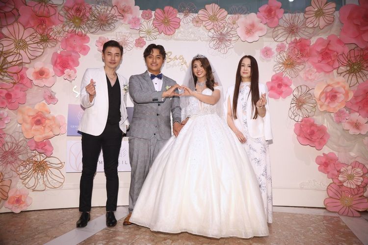 包偉銘（左）與劉依純（右）出席兒子婚宴。陳明中攝