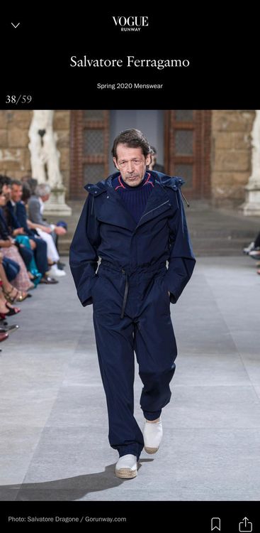 為FERRAGAMO設計新Logo的藝術家Peter Saville曾為FERRAGAMO走秀。翻攝VogueRunway