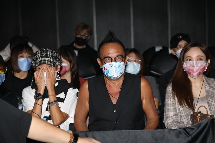 黃大煒（中）、愛紗（右一）也是座上賓。陳明中攝