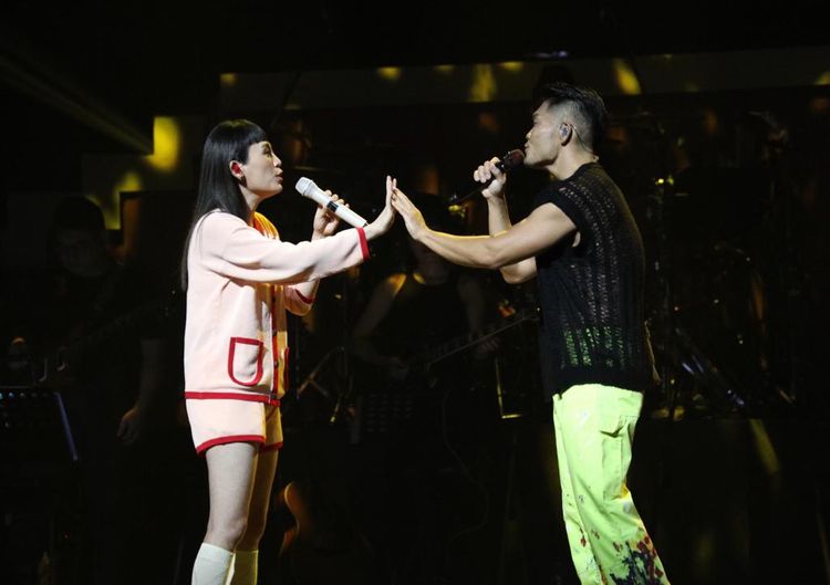 魏如萱與李玖哲在台上合掌交扣。陳明中攝