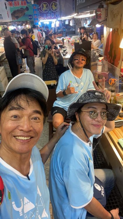 吳宗憲（前左）和坤達（右）、KID一起環島。吳宗憲提供