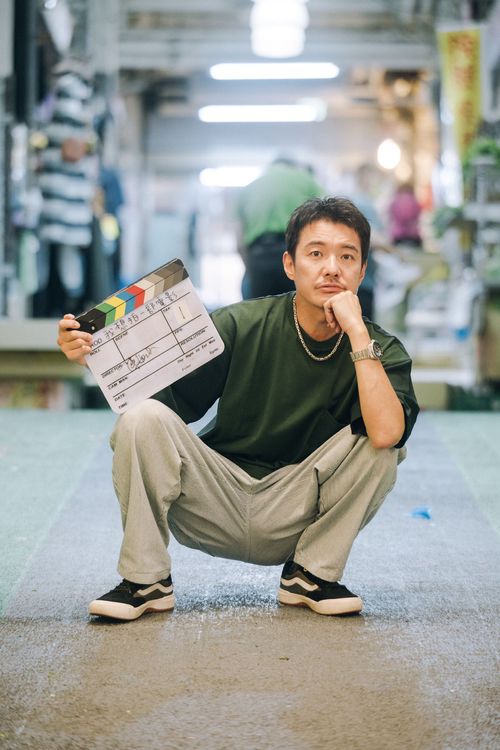 阿山推出新歌《智齒》講述人與人之間的關係，有時如同智齒一樣，看似無害，痛起來卻令人難熬。翰森娛樂提供