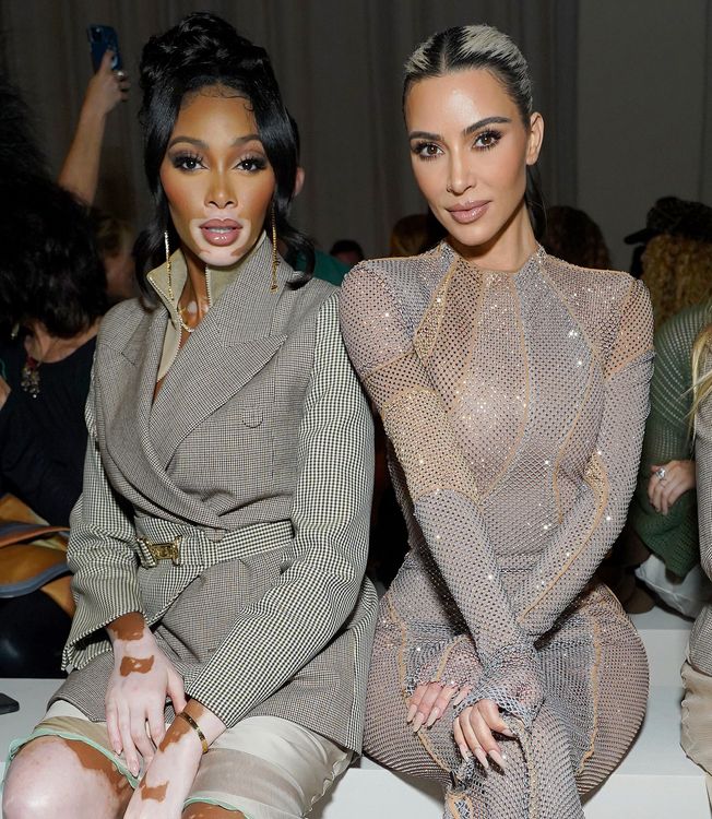 白斑症名模Winnie Harlow（左）與美國實境節目女星金卡達夏同看FENDI Baguette大秀。品牌提供