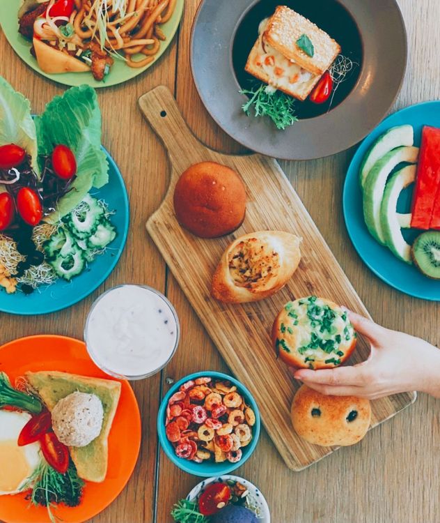 Wok on the Park全日餐廳早餐時段無限量提供世界麵包大師「王鵬傑」客製美味麵包。高雄英迪格提供