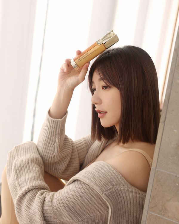 郭雪芙的美臉有嬌蘭新一代皇家蜂王乳雙導精華守護。翻攝aohsuehfu IG