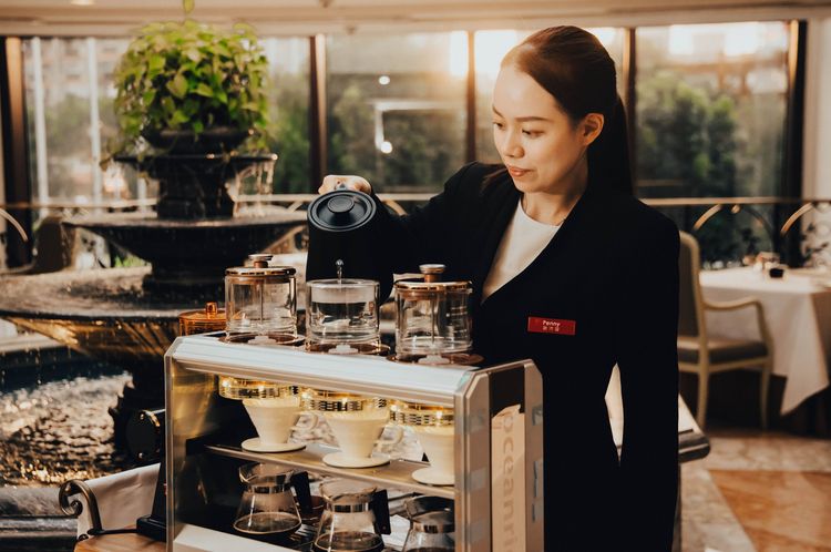 寶艾西餐廳星球下午茶X咖啡手沖職人咖啡服務。台北君悅提供