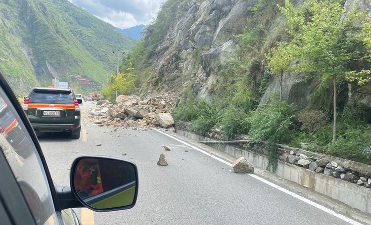 四川省森林消防總隊甘孜支隊5日前往瀘定縣途中遇到坍方情況。新華社