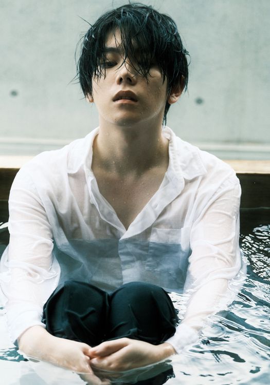 楊宇騰推出寫真集《楊宇騰YU寫真集x黃中平：光影之間》,最大尺度就是濕身。台灣角川