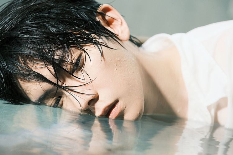 楊宇騰推出寫真集《楊宇騰YU寫真集x黃中平：光影之間》，泡溫泉拍帥照。台灣角川