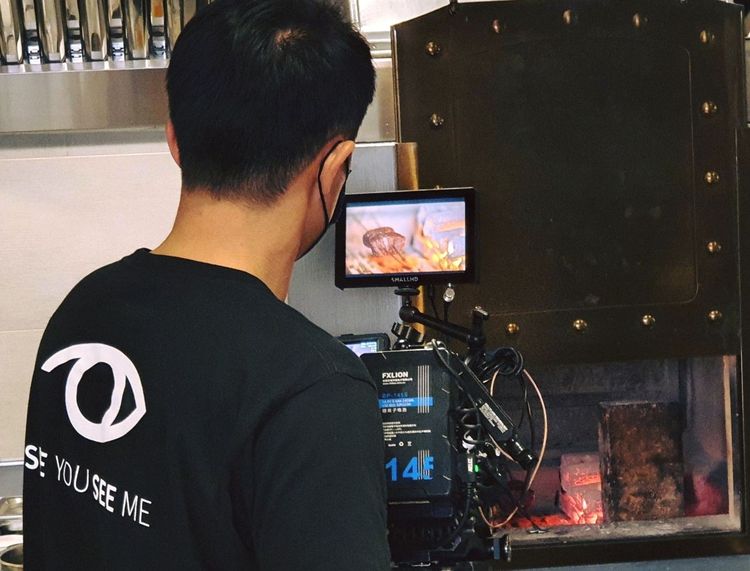 拍攝Yoru時，攝影鏡頭直接拍攝高溫焰紅的窯爐，直擊木炭蒙灰之美。業者提供