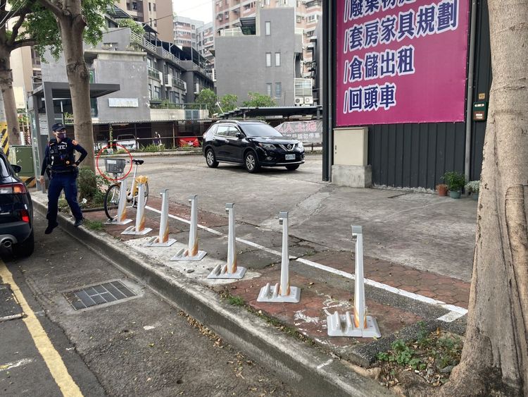 林姓男子換YouBike卻忘帶走皮夾。警方提供