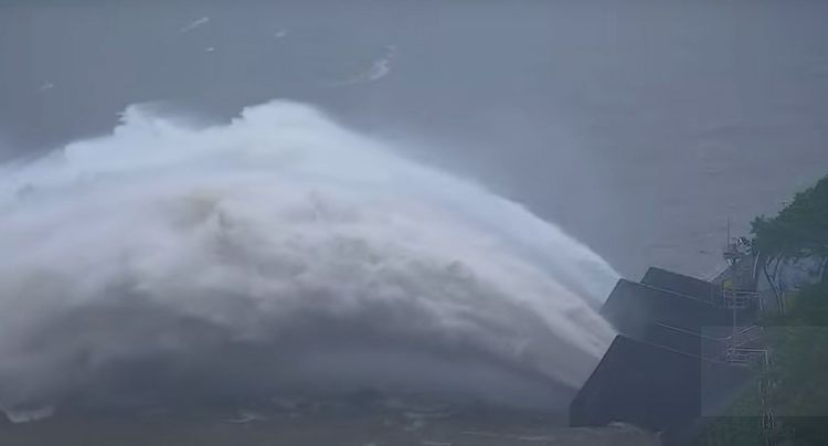 北水局首次啟用阿姆坪防淤隧道。翻攝自YouTube《石門水庫即時影像》