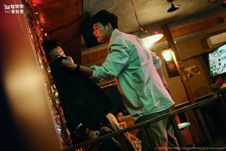 吳念軒（右）霸氣擊敗惡霸。衛視提供