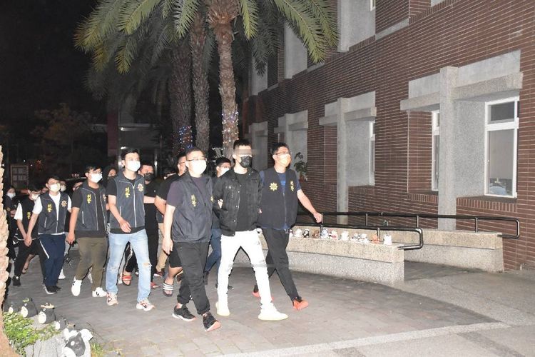 警方逮捕涉嫌對賴男動私刑的9名嫌犯。民眾提供