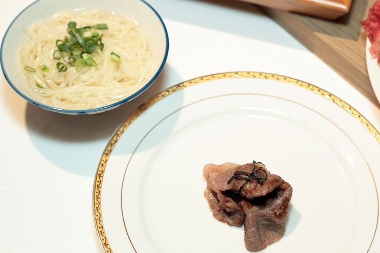 有別於一般常見的粗烏龍麵，稻庭烏龍麵不僅麵條更細、口感也更為細緻。日盟國際提供