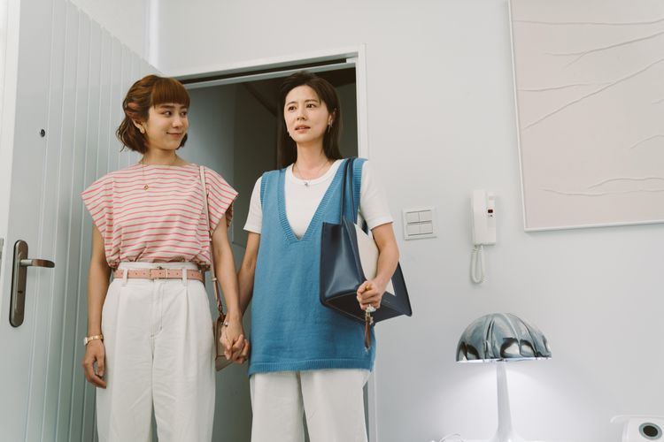 林予晞（右）和温貞菱在《沙之書》演出同志情。公視提供