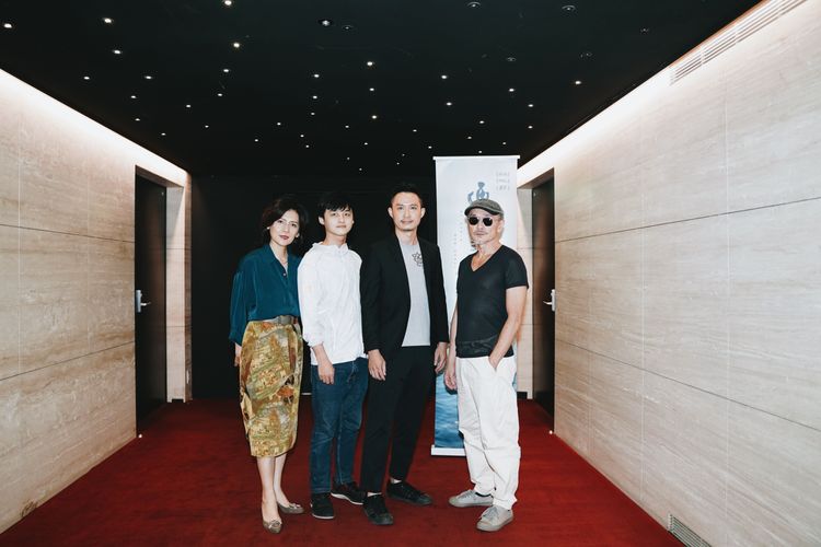 《兜兜風》演員黃柔閩（左起）、黃劭揚、導演詹凱迪和林鉅合影。瀚草影視提供