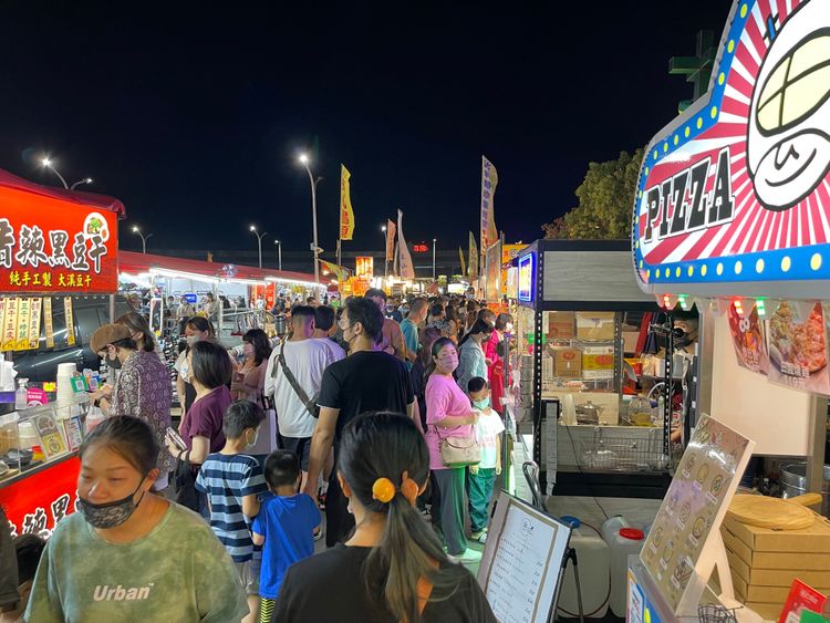 隨著疫情趨緩，夜市人潮湧現。王煌忠攝